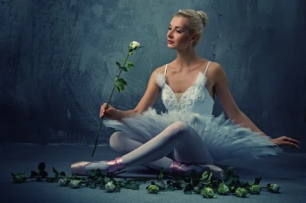 Krásná baletní tanečnice s bílými růžemi — Stock fotografie