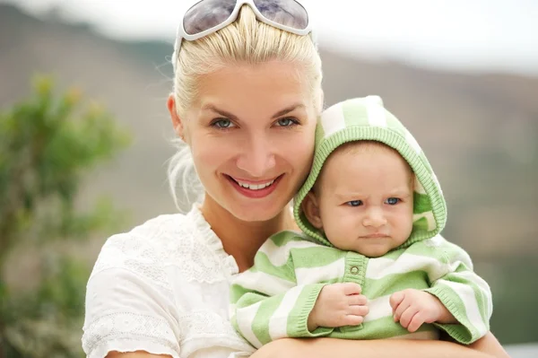 Madre con su adorable bebé al aire libre — Foto de Stock