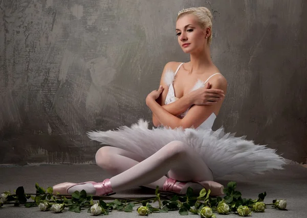Krásná baletní tanečnice s bílými růžemi — Stock fotografie