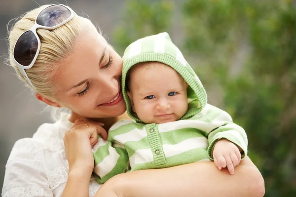 屋外に彼女の愛らしい赤ん坊と母親 — ストック写真