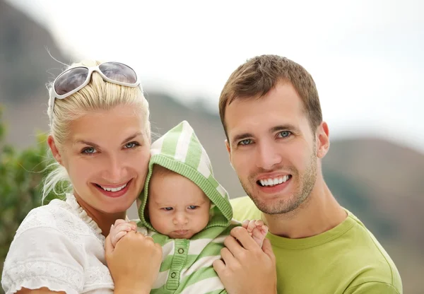Glückliche Familie im Freien — Stockfoto