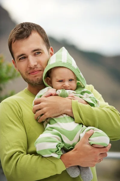 Onun bebeği ile mutlu baba — Stok fotoğraf