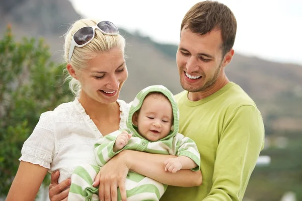 Lycklig familj utomhus — Stockfoto