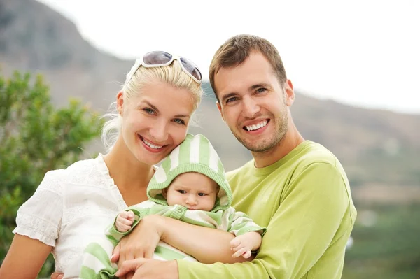 Šťastná rodina venku — Stock fotografie