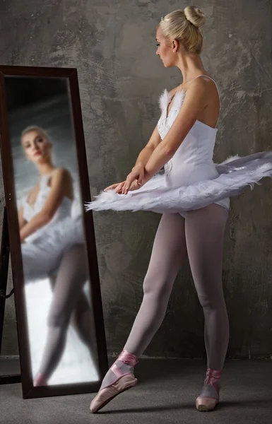 ミラーの近くの美しいバレエ ダンサー — ストック写真