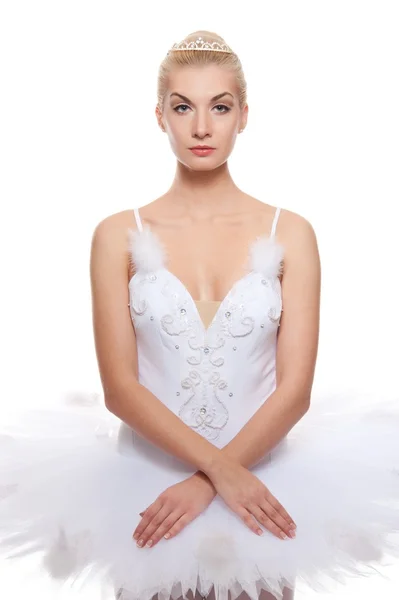 Mooie balletdanser geïsoleerd op witte achtergrond — Stockfoto