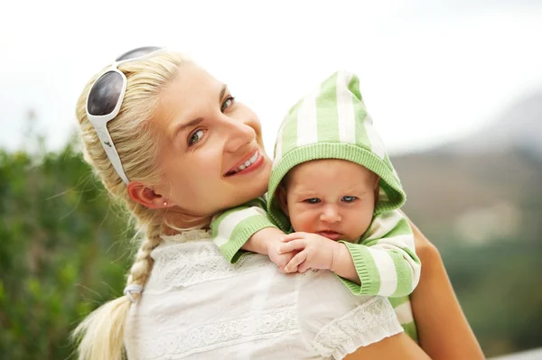母亲与她可爱的孩子户外活动 — Stockfoto
