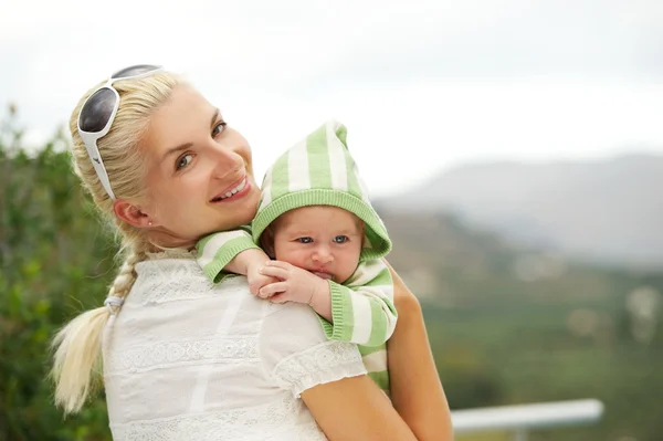 Açık havada çok güzel bebek ile anne — Stok fotoğraf