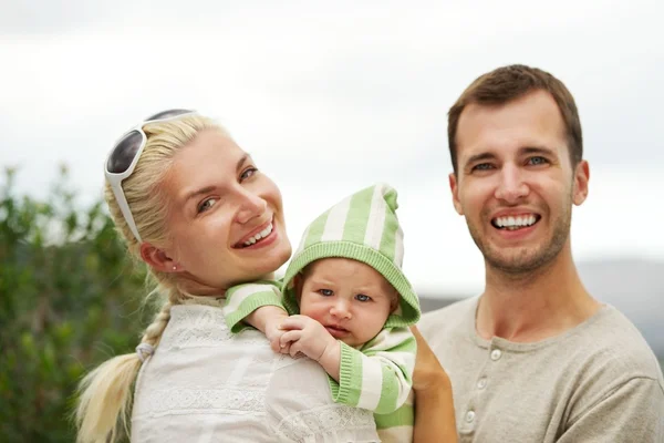 Família feliz ao ar livre — Fotografia de Stock