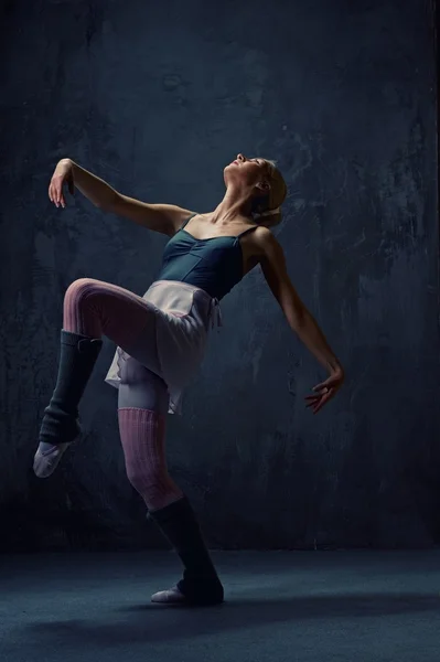Attraktiva modern balettdansare — Stockfoto