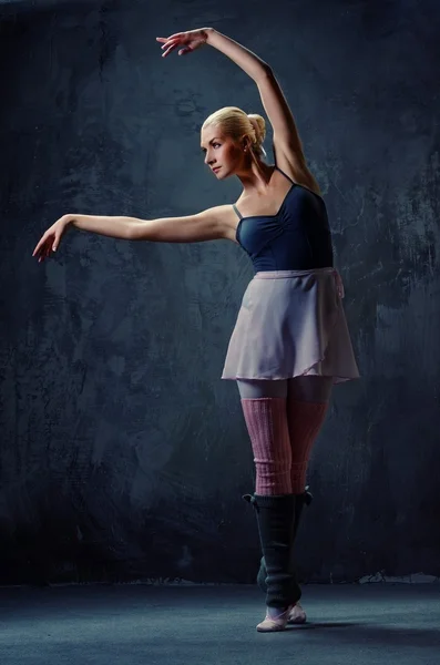 Çekici modern bale dansçısı — Stok fotoğraf