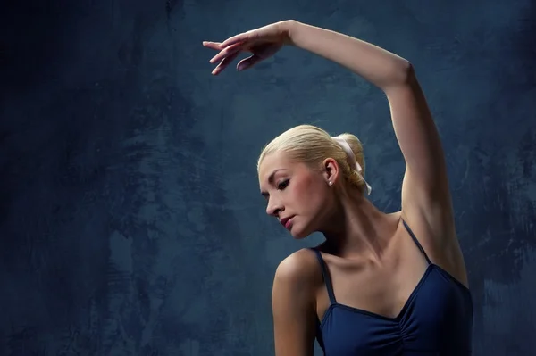 Atrakcyjny nowoczesny balet tancerz — Zdjęcie stockowe