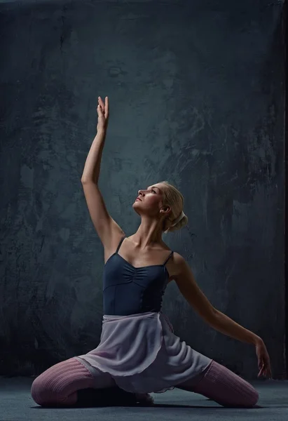 Привлекательный современный артист балета — стоковое фото