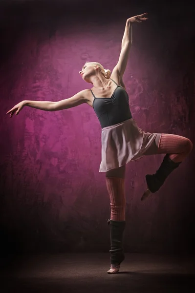 Dançarino de balé moderno atraente — Fotografia de Stock