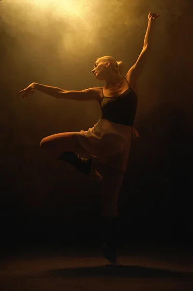 Çekici modern bale dansçısı — Stok fotoğraf