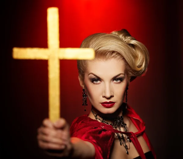 Senhora loira atraente com uma cruz dourada — Fotografia de Stock