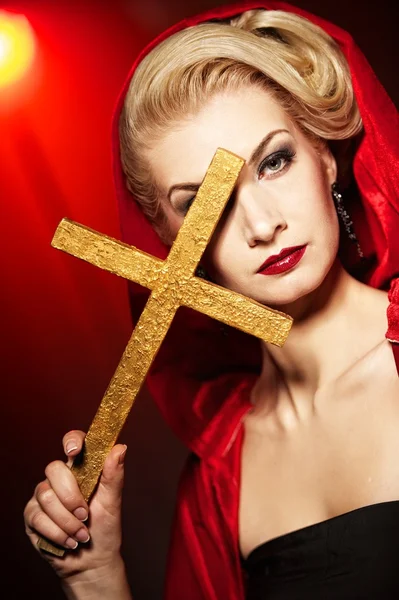 Nahaufnahme einer Frau mit goldenem Kreuz — Stockfoto