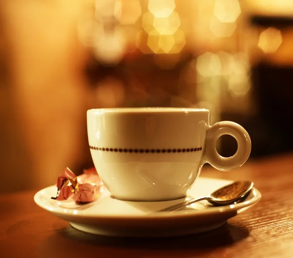Tasse de café sur fond abstrait — Photo