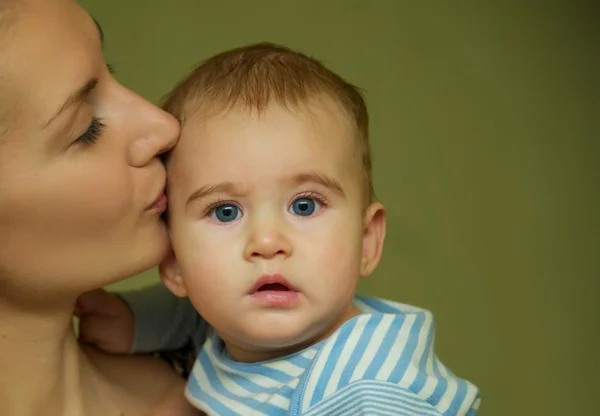 Мати цілує свою дитину — стокове фото