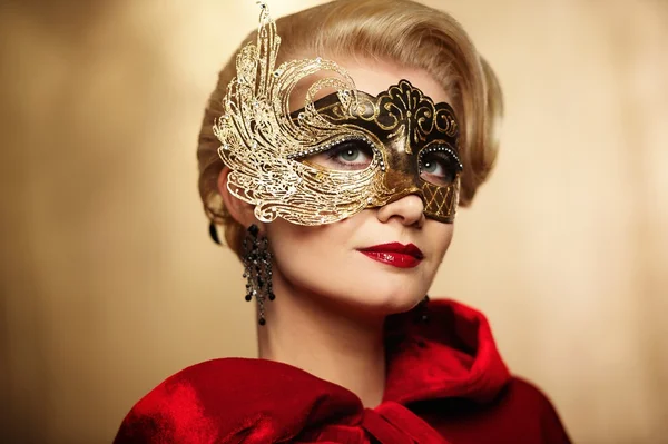 Bela senhora em máscara de carnaval — Fotografia de Stock
