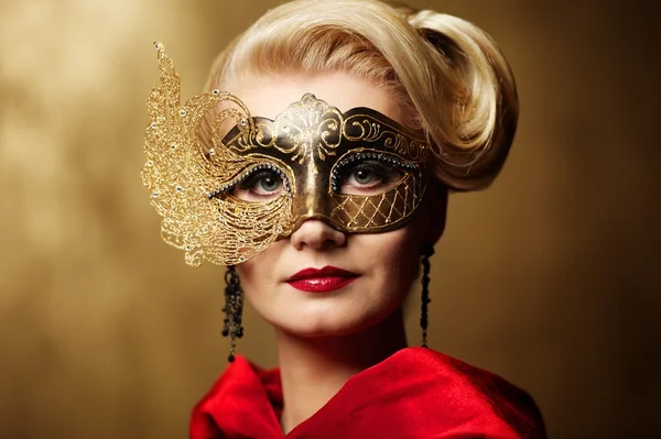 Belle dame en masque de carnaval — Photo