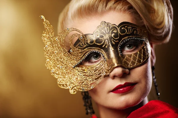 Retrato de cerca de una hermosa mujer con máscara de carnaval —  Fotos de Stock