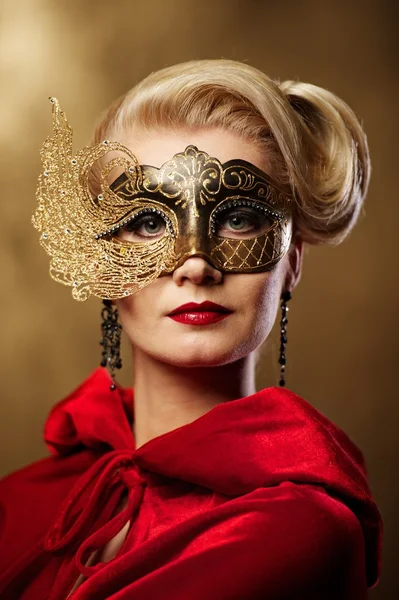 Bela senhora em máscara de carnaval — Fotografia de Stock