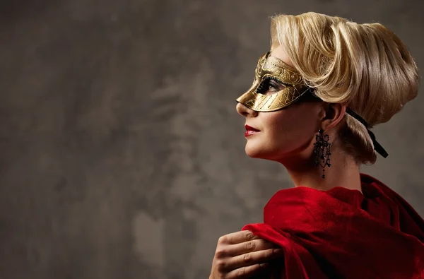Vackra lady i carnival mask — Stockfoto