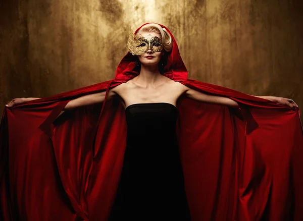 Piękna pani w karnawałowe maski — Zdjęcie stockowe