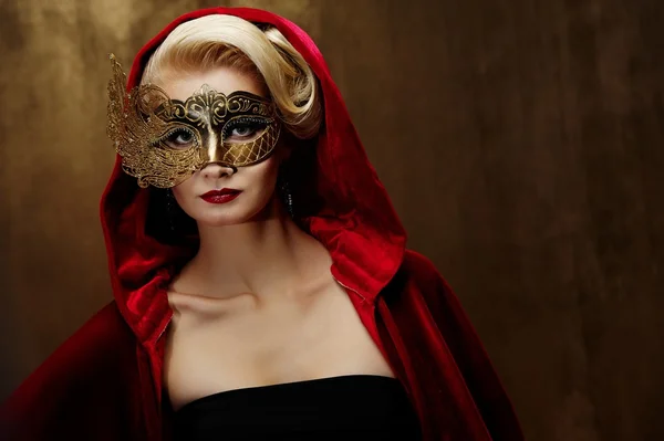 カーニバル マスクで美しい女性 — ストック写真