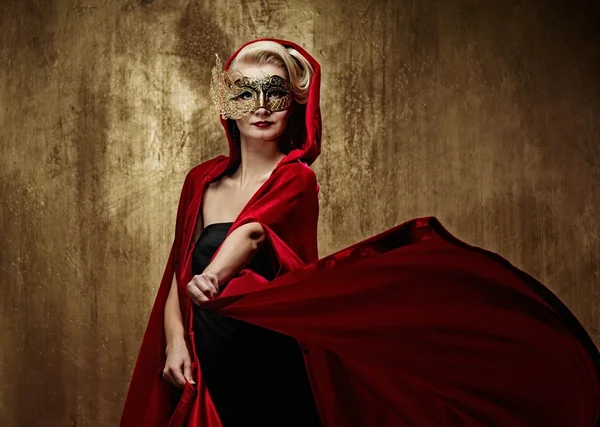 Bella signora in maschera di carnevale — Foto Stock