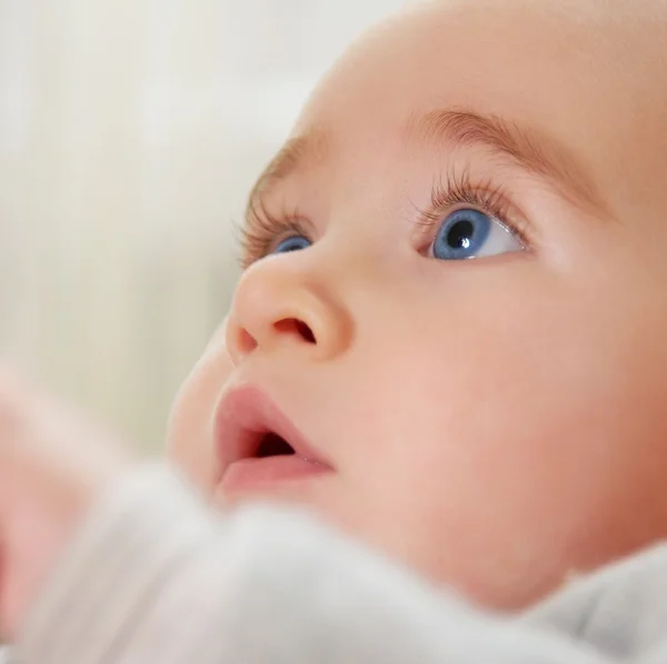 Primer plano de un hermoso bebé — Foto de Stock