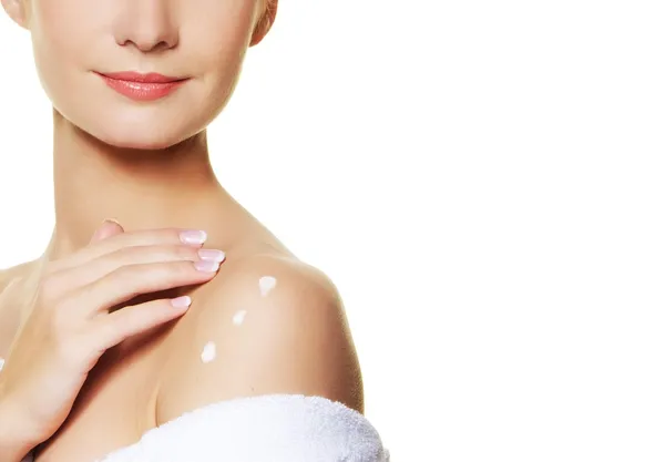Mujer aplicando crema hidratante en el cuerpo ner —  Fotos de Stock
