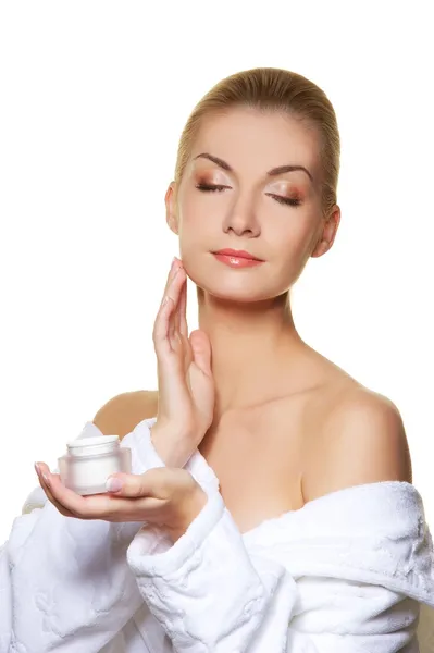 Mujer aplicando crema hidratante en la cara ner — Foto de Stock