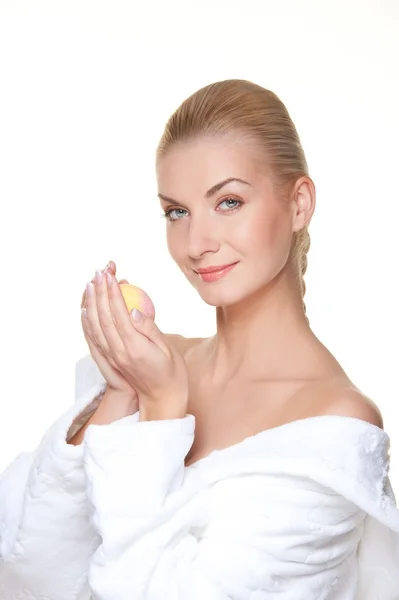 Gyönyörű nő fehér gazdaság szappan — Stock Fotó