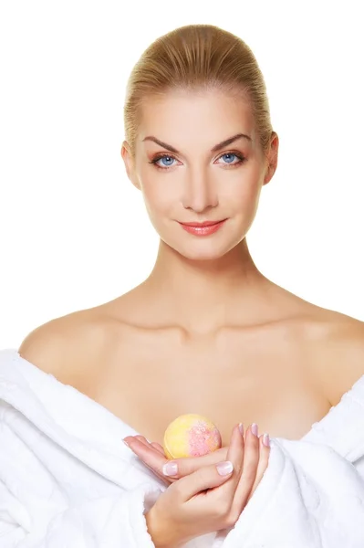アロマ風呂ボールと美しい若い女性 — ストック写真