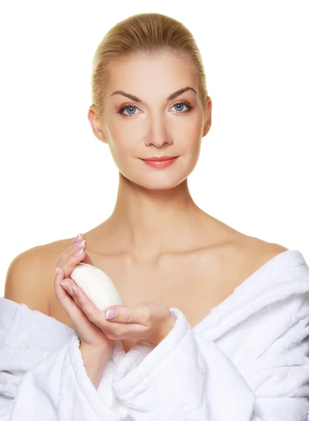 Όμορφη γυναίκα εκμετάλλευση άσπρο σαπούνι — Φωτογραφία Αρχείου
