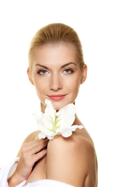 Hermosa mujer rubia con flor de lirio blanco —  Fotos de Stock