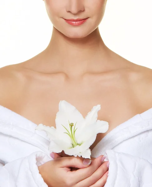 Gyönyörű szőke nő, fehér liliom virág — Stock Fotó