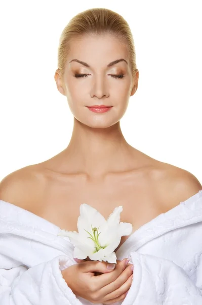 Hermosa mujer rubia con flor de lirio blanco — Foto de Stock
