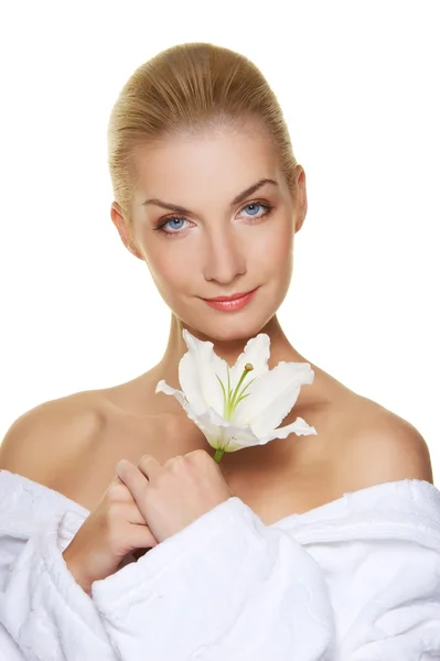 Mulher loira bonita com flor de lírio branco — Fotografia de Stock