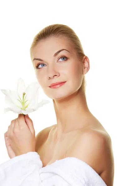 Mooie blonde vrouw met witte lily bloem — Stockfoto