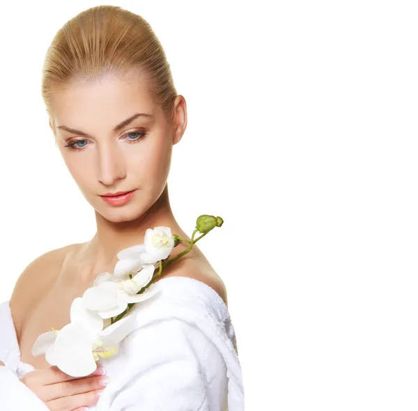 Vacker kvinna med vit orkidé blomma — Stockfoto