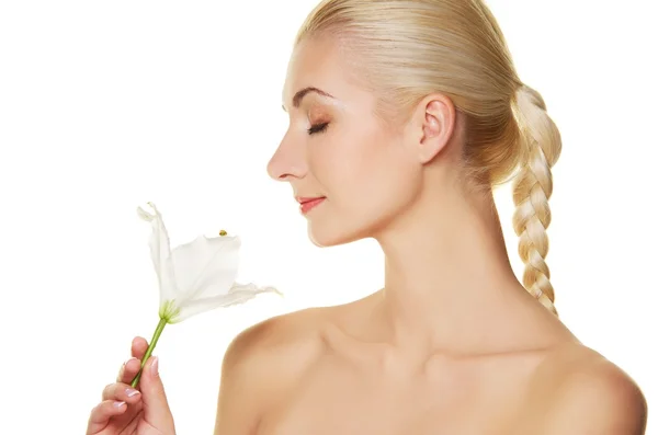 Belle femme blonde avec fleur de lys blanc — Photo