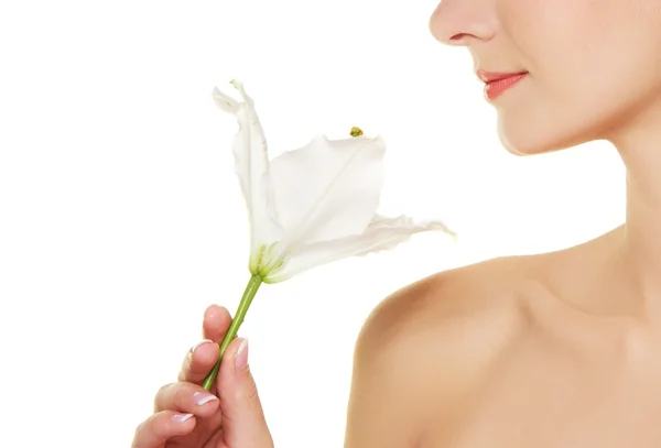 Close-up de um rosto de mulher com flor de lírio — Fotografia de Stock