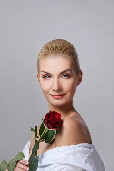 Krásná blondýnka s rudou růži — Stock fotografie