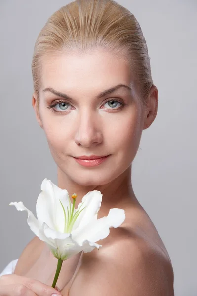 Bella donna bionda con fiore di giglio bianco — Foto Stock
