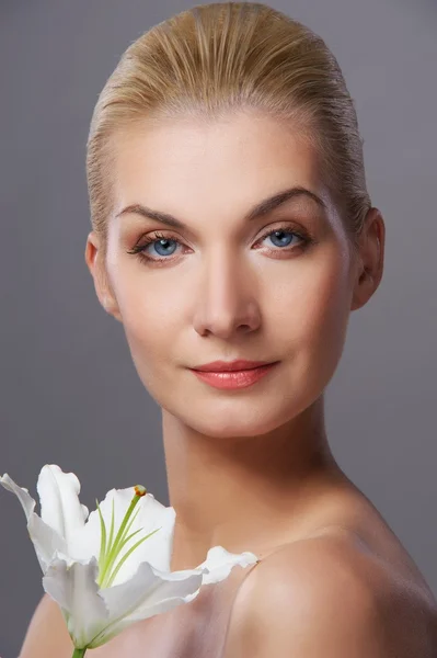 Beautiful blond woman with white lily flower — Stock Photo, Image