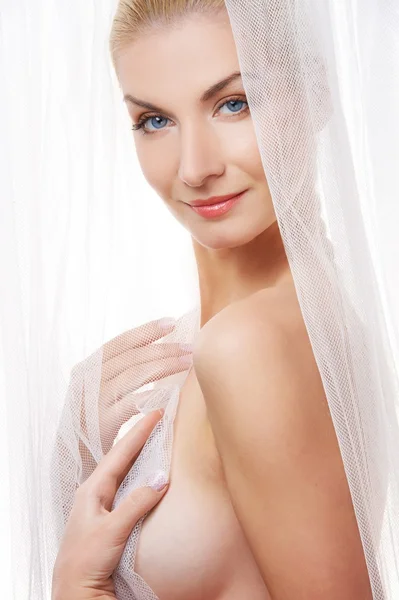 Krásná blonďatá žena poblíž bílé záclony — Stock fotografie