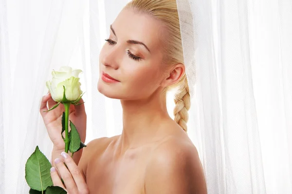 Mooie blonde vrouw met witte roos — Stockfoto
